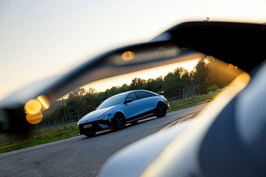 Même à l’arrêt, le modèle N paraît sous tension: carrosserie affûtée, aileron arrière affirmé, allure prête pour la piste.