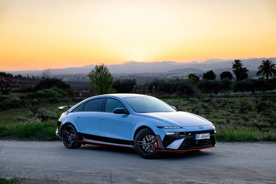 Hyundai durcit ici le dessin aérodynamique bien connu de la gamme, avec davantage de présence, de largeur visuelle et de dynamisme.