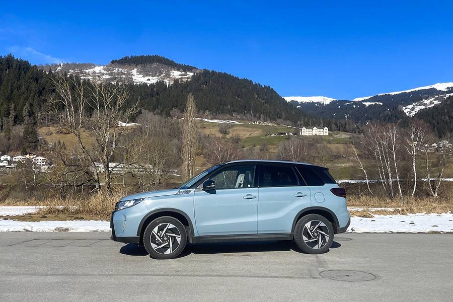 Seitenansicht ohne Design-Theater: Mit 4,18 Metern Länge bleibt der Vitara handlich, wirkt aber solide proportioniert – genau die Art Auto, die nicht geschniegelt posiert, sondern im Alltag liefern will.