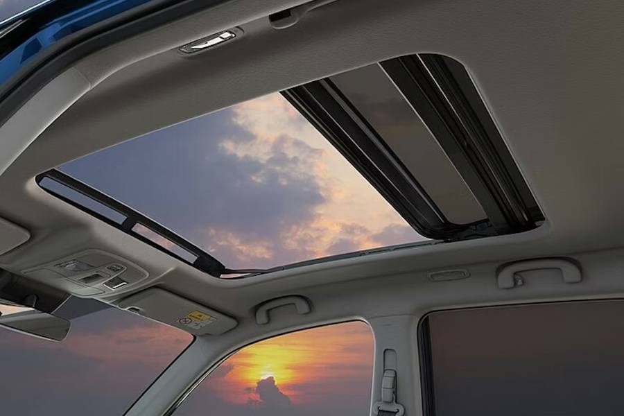 Obenrum überraschend luftig: Das elektrische Panorama-Glasschiebedach bringt Licht ins Innere und macht auf Knopfdruck ein bisschen Lounge – Sonnenblende inklusive, damit es nicht gleich zur Solartherapie wird.