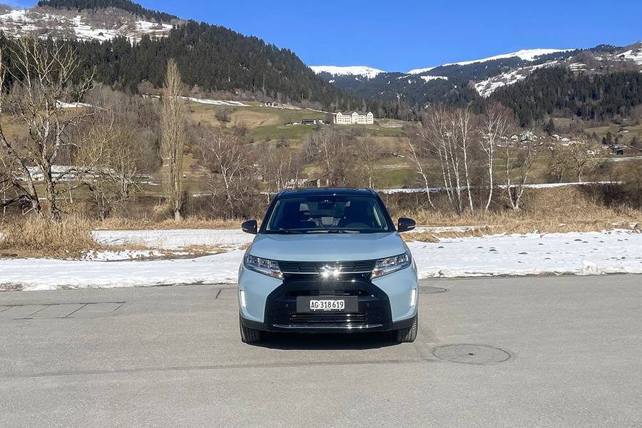 Une face avant qui annonce la couleur: le Suzuki Vitara n’exhibe pas sa nouvelle transmission intégrale comme un simple argument de vitrine, il s’inscrit dans le paysage avec sérieux et détermination — compact, net dans ses lignes et prêt à autre chose qu’aux seuls trajets quotidiens.