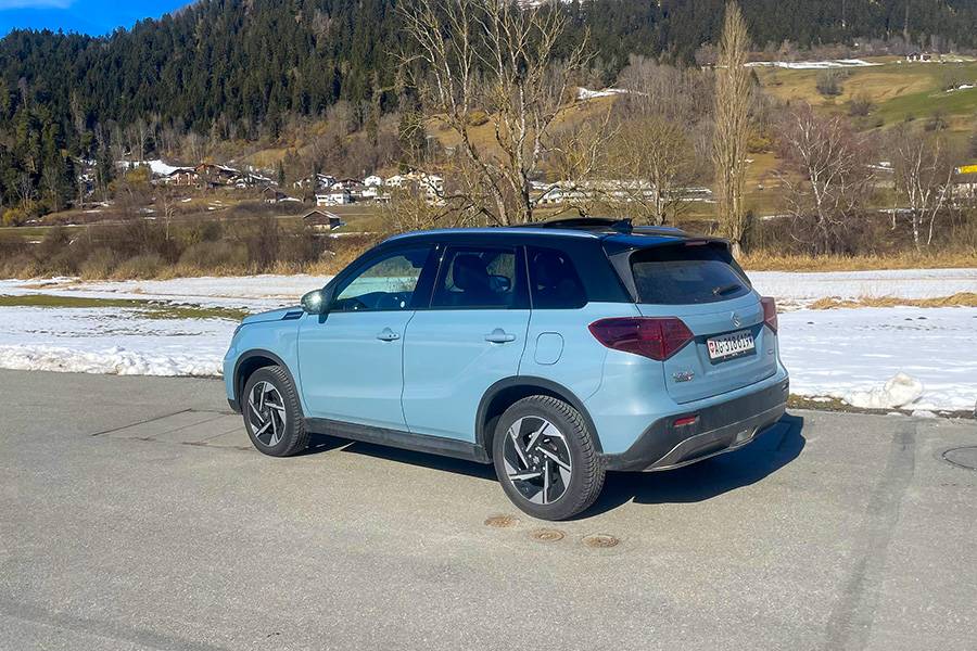 À l’arrière, le message devient limpide: le Vitara ne se contente pas de singer l’aventure, il aligne avec l’Allgrip Select, une garde au sol appréciable et un format compact de vrais arguments pour s’engager là où bien des SUV urbains préfèrent s’en tenir aux brochures.