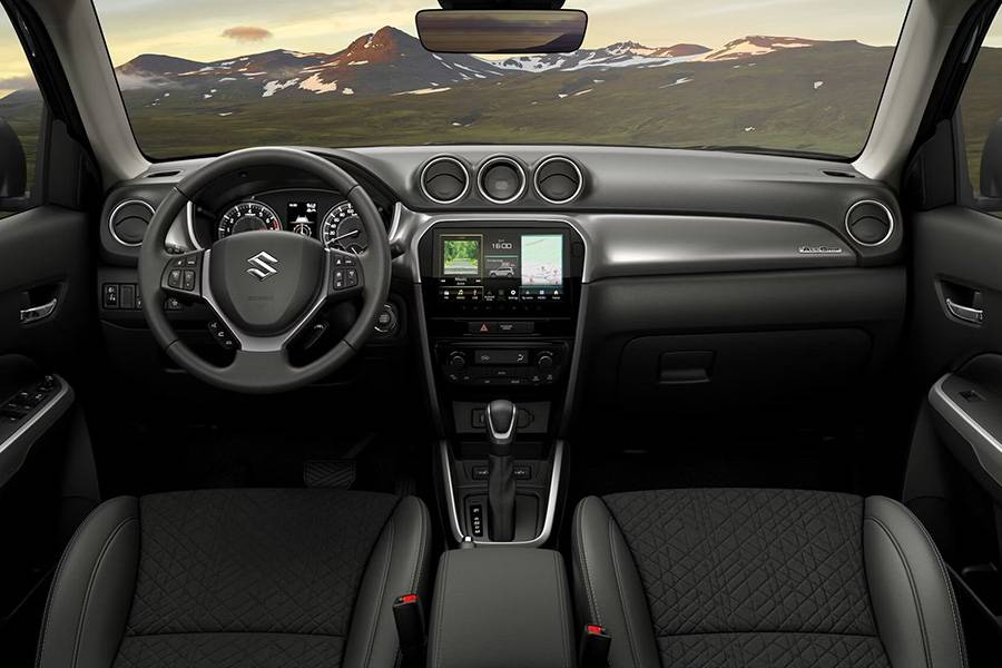Pragmatique, clair, sans surenchère de mise en scène : dans le cockpit du Vitara, on trouve des compteurs analogiques classiques, un écran tactile central et des palettes au volant.