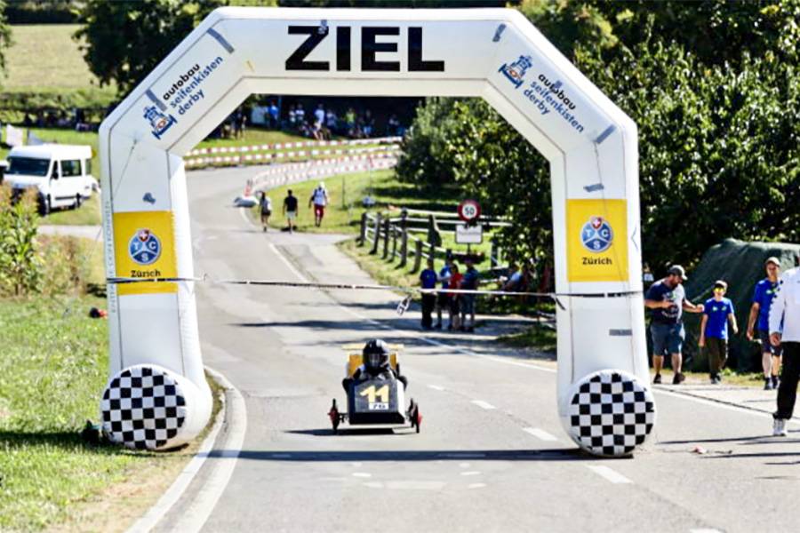 Zieleinlauf mit Ansage: Unter dem Tor wird aus Sekunden ein Resultat – und aus einer Fahrt ein kleiner Triumph.