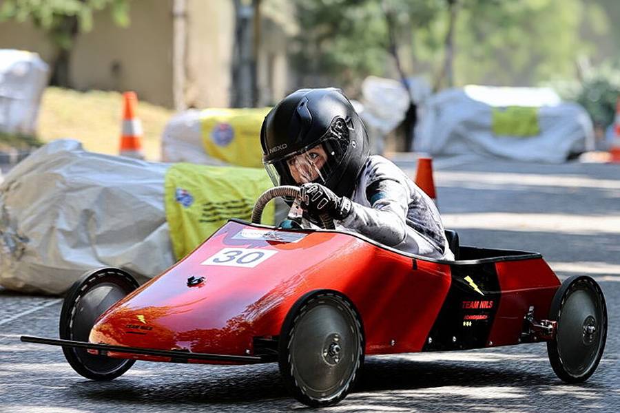 Bien installé aux commandes : entre bois, casque et battements de cœur naît ce moment de course qui reste gravé dans la mémoire.