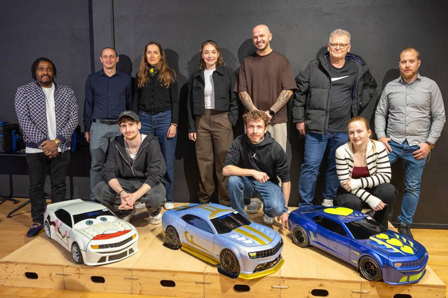 Die drei Erstplatzierten (v.l.): Thierry Westermann (Rang 3), Emanuele Antonazzo (Sieger) und Kim Schnyder (2.) gemeinsam mit Lehrpersonen und Lehrmeistern – und ihren preisgekrönten Camaro-Arbeiten.