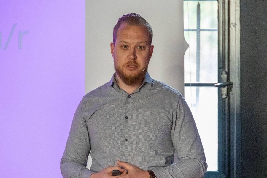 Florian Jacobs führte mit ruhiger Hand und feinem Gespür für Dramaturgie durch den Morgen und gab der Veranstaltung den passenden Rahmen.