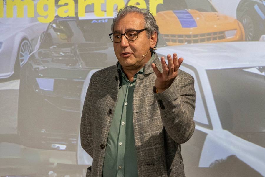 Rolf Baumgartner von der «Schule für Gestaltung» bringt als Themenverantwortlicher und «Berufsfeldkoordinator Lack» die Anforderungen und Hintergründe der Projektarbeit auf den Punkt.