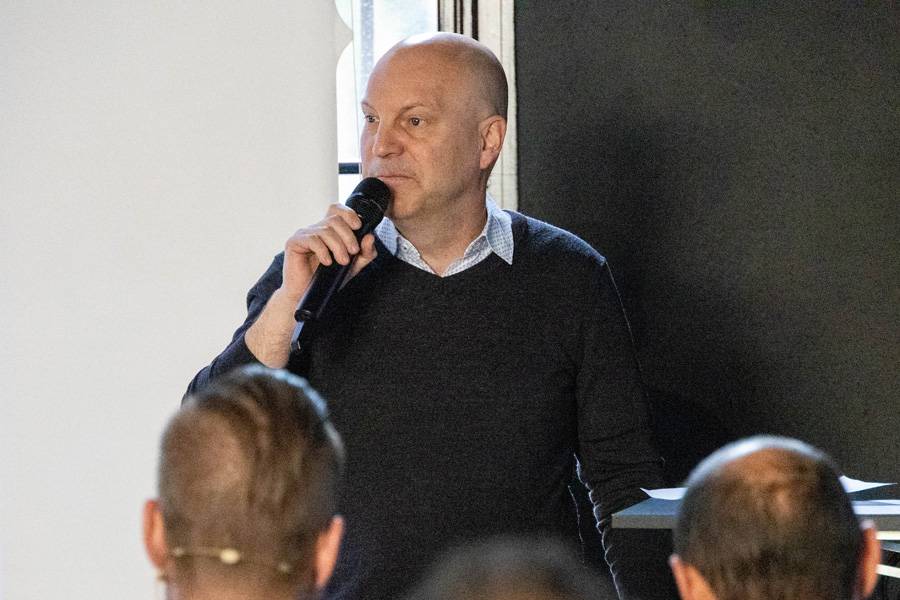 «Der Camaro hat sehr viele Ecken und Kanten in seinem Blechkleid und ist daher eine echte Herausforderung» für Lackierer: Mathias Hasler (Abteilungsleiter Farbe & Applikation) begrüsst die Gäste. 