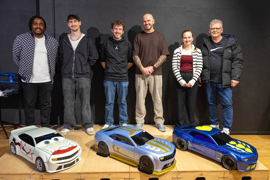 Strahlen mit den Ausbildern um die Wette: Die drei Erstplatzierten Thierry Westermann (Rang 3), Emanuele Antonazzo (Rang 1) und Kim Schnyder (Rang 2). 