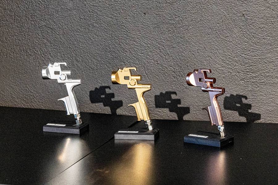 Auf die drei Gewinnerinnen des Publikumswettbewerbs warten diese Lackierpistolen, designt von Andreas Stocker von der «Südo Jasa AG».