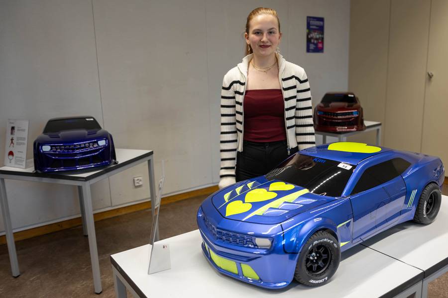 Mit je Rang 2 im Projekt- und Publikumswettbewerb gibt sie eine sehr eindrückliche Visitenkarte ab: Kim Schnyder. Als Kreativ-Vorbild für ihr Auto wählte sie den New Yorker Pop- und Street-Art-Künstler Keith Haring, der sich von Graffitis inspirieren liess.