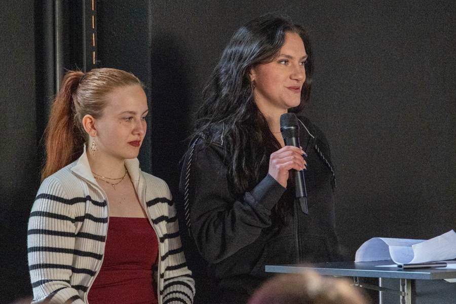 Kim Schnyder (links) und Flurina Schläpfer schildern den Gästen, was sie in ihren jeweiligen Ausbildungsbetrieben an praktischen Arbeiten ausführen konnten. 