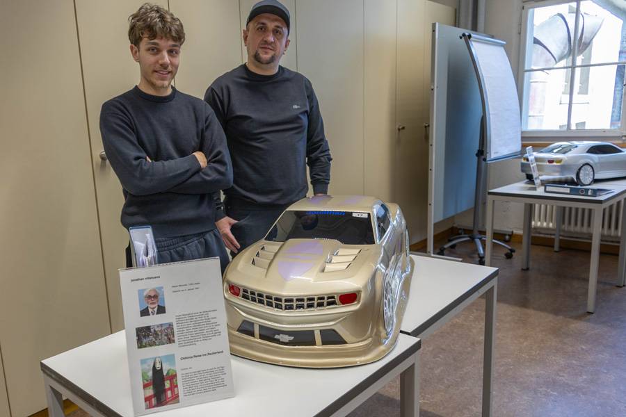 Jonathan Villanueva mit Ausbildner Jetmir Dalipi. Jonathans Camaro orientiert sich am Japaner Hayao Miyazaki. Der 85-Jährige ist Regisseur, Drehbuchautor, Grafiker, Zeichner und Animationskünstler. 