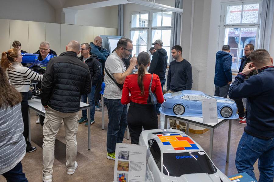 Die Camaros im Fokus, das Publikum mittendrin: Besucherinnen und Besucher betrachten Details, tauschen Eindrücke aus und würdigen die Vielfalt der Umsetzungen.