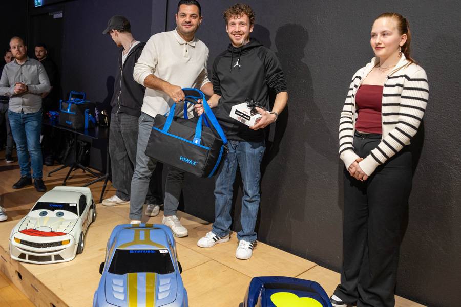 Les sponsors se montrent une fois de plus généreux: le vainqueur Emanuele Antonazzo reçoit une polisseuse Riwax avec kit complet et…