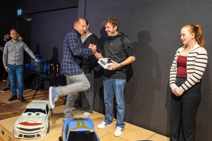 …une exclusivité supplémentaire remise par Andreas Stocker de Südo Jasa AG: un pistolet à peinture SATA haut de gamme.