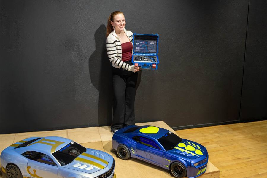 Parmi les récompenses figure également un pistolet à peinture de PPG, ici présenté par Kim Schnyder, deuxième du concours du projet et du vote du public.