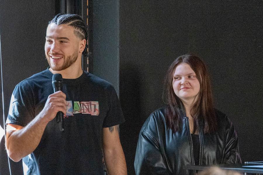 La Camaro au centre de l’attention: Ruben Gimenez et Adela Selingova évoquent avec plaisir les défis qui les attendaient au centre des cours interentreprises.