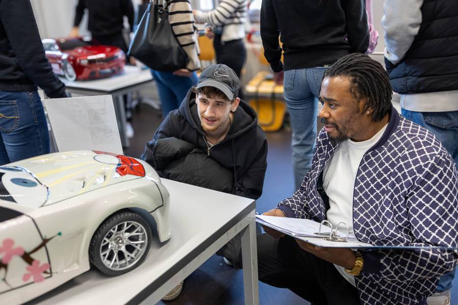 Rien à redire: Victor Kongolo (à droite), d’AMAG Dübendorf, examine avec Thierry Westermann son travail de projet.
