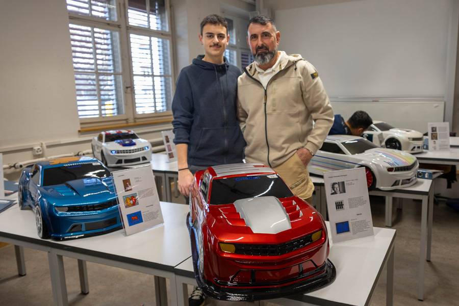 Rafael Dominguez a fait une grande joie à son fils Cristian Fernandez en venant le soutenir. Lui-même a étudié à l’école de Zurich jusqu’en 1992. Cristian Fernandez a choisi pour thème Julije Knifer (1924–2004), artiste conceptuel et peintre croate.