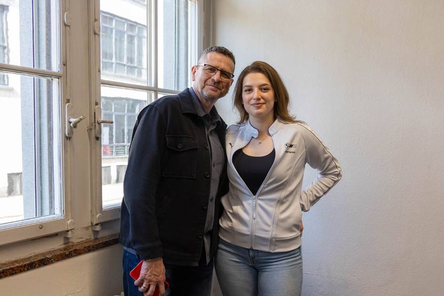 Un père fier: Ettore Ceccotti soutient pleinement à Zurich sa fille Isabella Francesca Ceccotti, lauréate du prix du public avec sa Camaro. Son œuvre est…