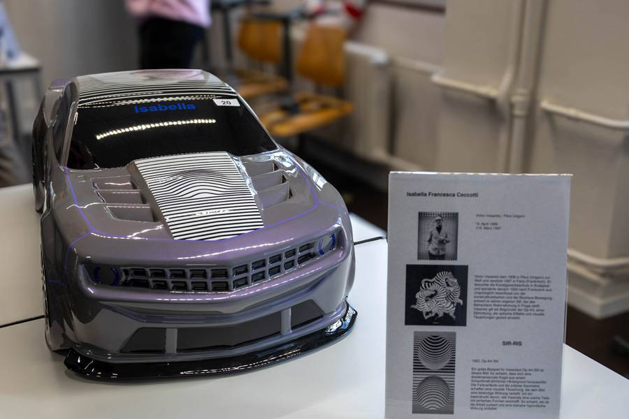 …inspirée de Victor Vasarely (1906–1997). L’artiste hongrois est considéré comme le fondateur de l’Op Art, un courant qui joue délibérément avec les effets optiques et les illusions visuelles.