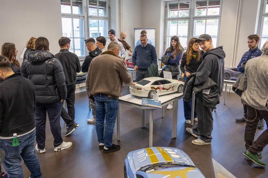 Vue dans l’une des salles de classe: entre les modèles de Camaro exposés naissent échanges, comparaisons et discussions de métier — au plus près du travail des apprentis.