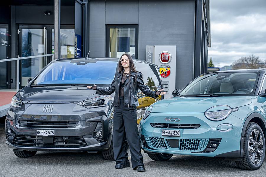 Veronica Fusaro prend possession de sa nouvelle Fiat 600 et du Fiat Ulysse au Garage Bärfuss AG, à Thoune, deux véhicules appelés à l’accompagner aussi bien au quotidien que sur la route de l’ESC 2026.