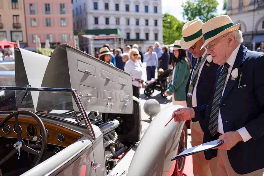 Regard attentif, canotier léger: à Lugano, le jury examine chaque détail des voitures historiques, de la peinture à la dernière ligne de la carrosserie.