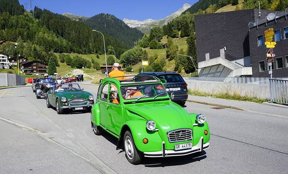 Die Anfahrt als Auftakt: Mit sonorem Brummen und einer Prise Patina rollen die Klassiker gemächlich zum Treffen ein – jeder für sich ein kleines Zeitdokument.