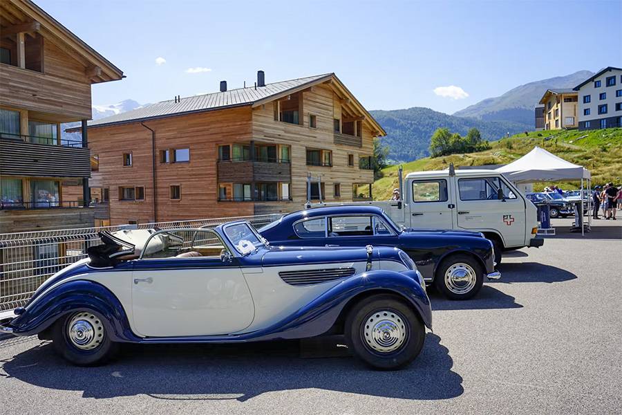 Un classique signé BMW avance le nez en premier plan — lignes nettes, élégance intemporelle et cette retenue qui accompagne souvent les vraies grandes voitures.