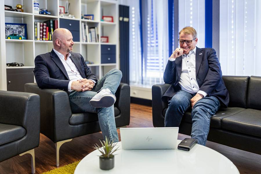 Clint Kaufmann (à gauche) et Volker Wistorf en discussion: chez Axalta, la passation de témoin s’est opérée progressivement et en étroite coordination.