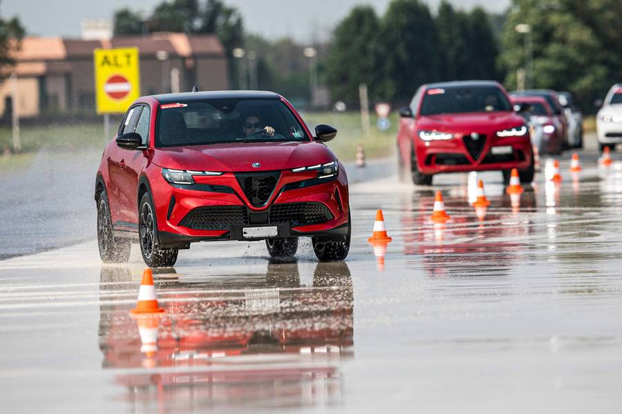 Nasse Fahrbahn, Slalom, volle Konzentration: Bei der Balocco Driving Experience trainieren die Teilnehmenden mit dem eigenen Fahrzeug genau jene Situationen, in denen Präzision und Gefühl am Lenkrad entscheidend werden.