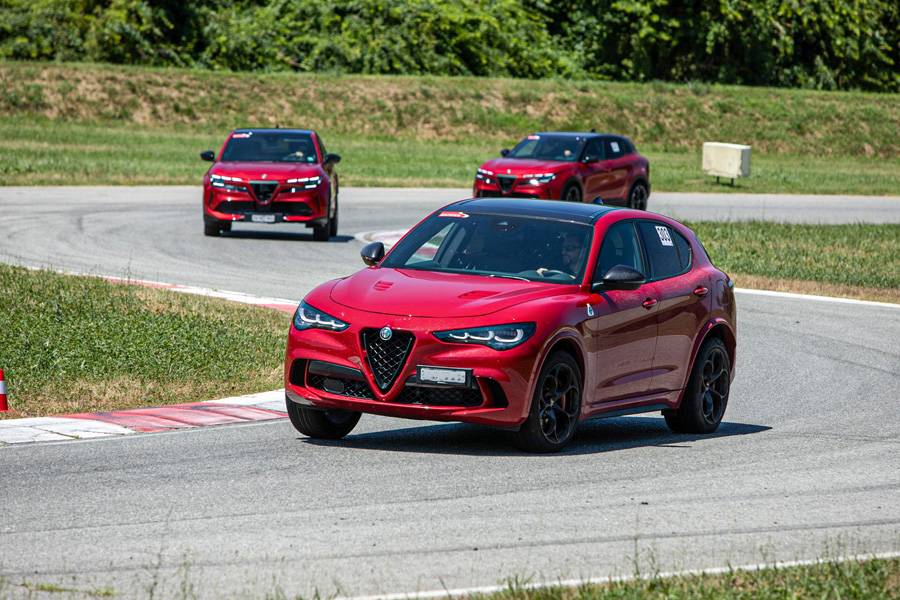 Kurve für Kurve wächst das Vertrauen: Auf dem legendären Testgelände in Balocco verbinden sich Fahrsicherheit, Technik und Fahrfreude zu einem Training, das weit über einen klassischen Fahrkurs hinausgeht.