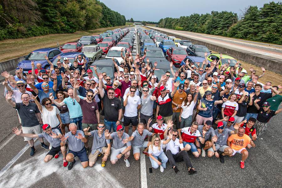 Gemeinsames Erlebnis auf historischem Boden: Die Balocco Driving Experience bringt Fahrerinnen und Fahrer verschiedenster Stellantis-Marken auf einem Gelände zusammen, das sonst der Entwicklung und Erprobung neuer Modelle vorbehalten ist.