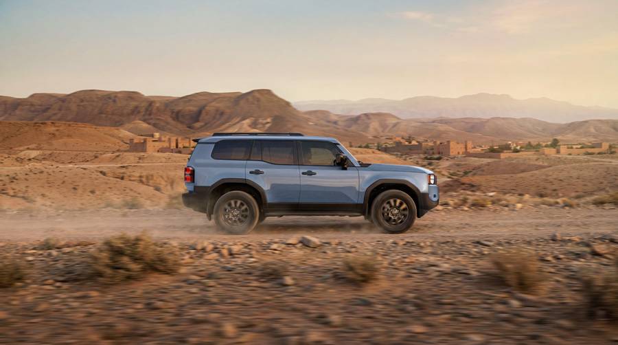 Der neue Toyota Land Cruiser zeigt bereits in der Seitenansicht, wohin die Reise geht: zurück zu klaren Kanten, robuster Präsenz und jener Geländewagen-Haltung, die diesen Namen gross gemacht hat.