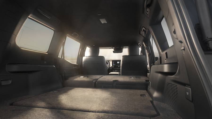 Viel Platz, klare Formen, hohe Alltagstauglichkeit: Der Innenraum des neuen Land Cruiser bleibt funktional gedacht, ohne auf Komfort und Variabilität zu verzichten.