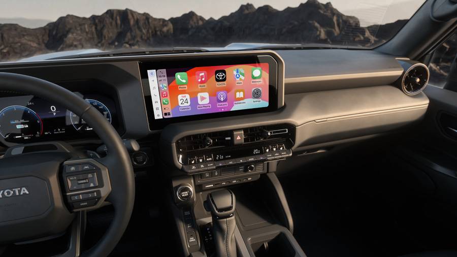 Das Cockpit verbindet die alte Land-Cruiser-Idee mit der Gegenwart: digitales 12,3-Zoll-Kombiinstrument, 12,3-Zoll-Touchscreen und Toyota Smart Connect+ statt grober Zweckmässigkeit von gestern.