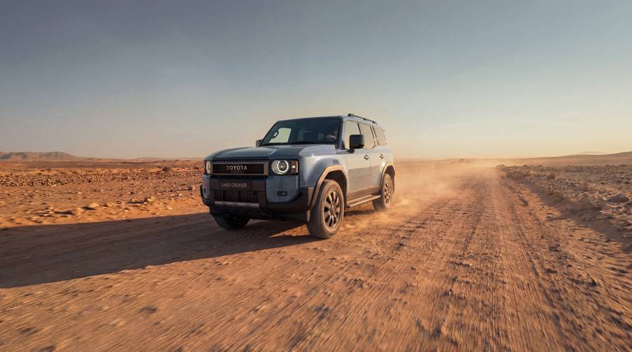 Poussière, immensité, piste meuble: c’est dans ce décor que le Land Cruiser entend toujours se sentir chez lui, désormais avec une hybridation légère 48 volts, mais sans rien renier de son ADN de franchisseur.