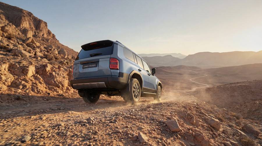 Le nouveau Land Cruiser ne veut pas seulement afficher un goût d’aventure: il entend encore l’assumer, avec une silhouette de pur tout-terrain et une robustesse qui nourrit sa réputation depuis des décennies.