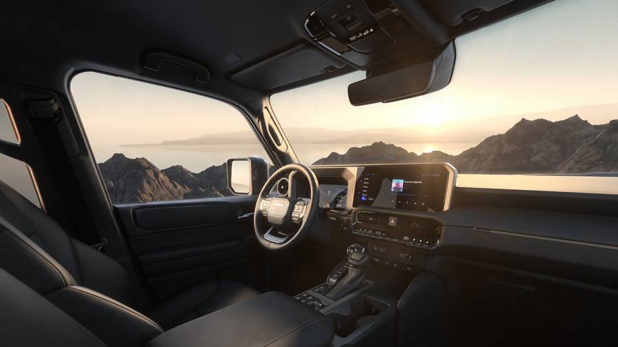 À bord, le nouveau Land Cruiser a clairement gagné en modernité sans perdre son caractère: bonne visibilité, commandes lisibles et ambiance solide, mais nettement plus soignée qu’autrefois.