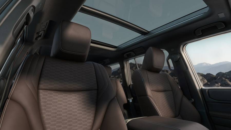 Toit panoramique, matériaux valorisants et confort en nette hausse: dans sa déclinaison la plus cossue, le Land Cruiser montre qu’un grand classique du tout-terrain sait désormais aussi cultiver une certaine élégance.