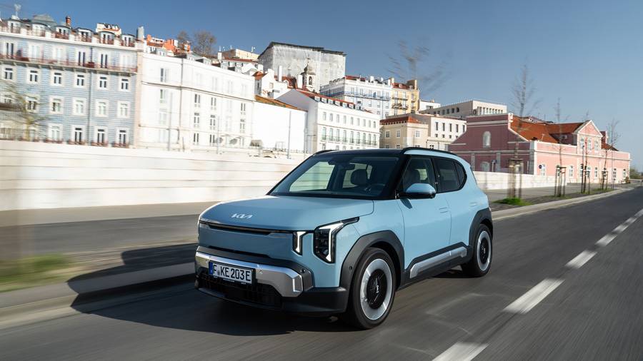 Der Kia EV2 übersetzt Kias Elektroanspruch ins kompakte B-SUV-Format: handlich für die Stadt, aber mit dem Anspruch eines vollwertigen Alltagsautos.