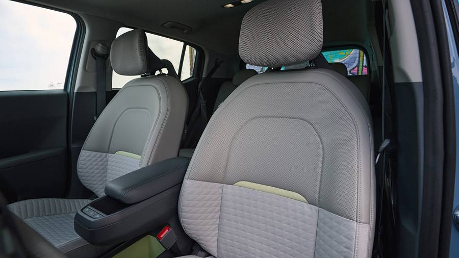 Die Vordersitze unterstreichen den Anspruch, trotz kompaktem Format ein erstaunlich erwachsenes Raumgefühl zu vermitteln. Komfort und Funktion stehen dabei im Zentrum.