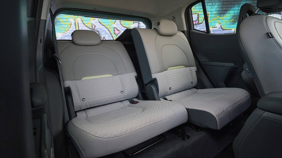 Im Fond wird deutlich, wie viel Platz Kia aus dem kleinen Format herausholt. Verschiebbare Rücksitze erhöhen die Flexibilität für Passagiere und Gepäck.