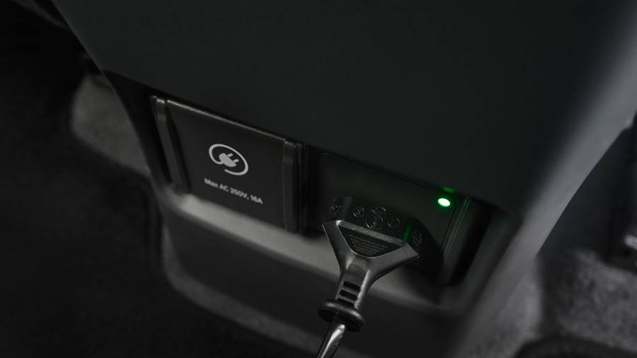 Praktisch gedacht, elektrisch umgesetzt: Zusätzliche Stromanschlüsse im Innenraum steigern den Nutzwert und passen zum alltagsnahen Konzept des Fahrzeugs.