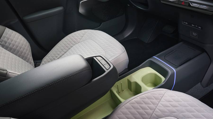 À bord, les formes épurées, les rangements pratiques et l’ambiance moderne traduisent une approche clairement orientée vers la facilité d’usage.