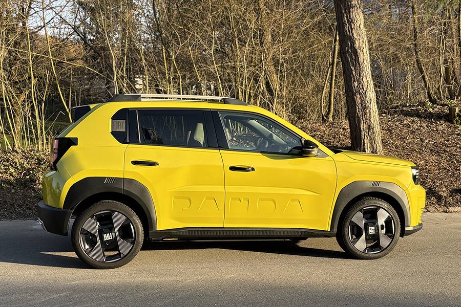 La Fiat Grande Panda en « Giallo Limone » : anguleuse, charmante, avec un immense lettrage Panda sur le flanc qui relève plus de la déclaration d’intention que de l’ornement.