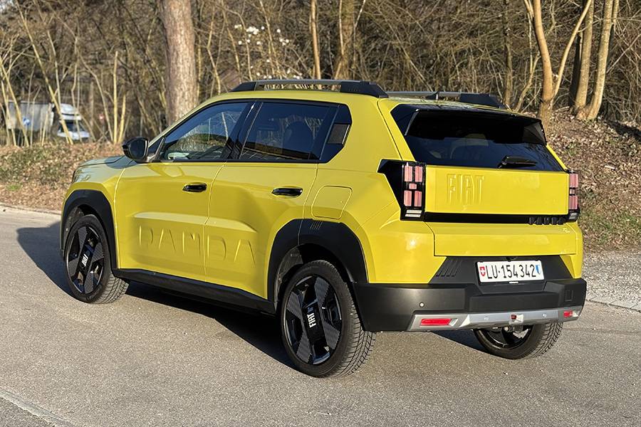 A l’arrière, la Fiat Grande Panda affiche fièrement le nom de la marque, embouti dans la tôle – à cela s’ajoute beaucoup de plastique, des lignes nettes et une certaine allure de baroudeur de loisirs. 